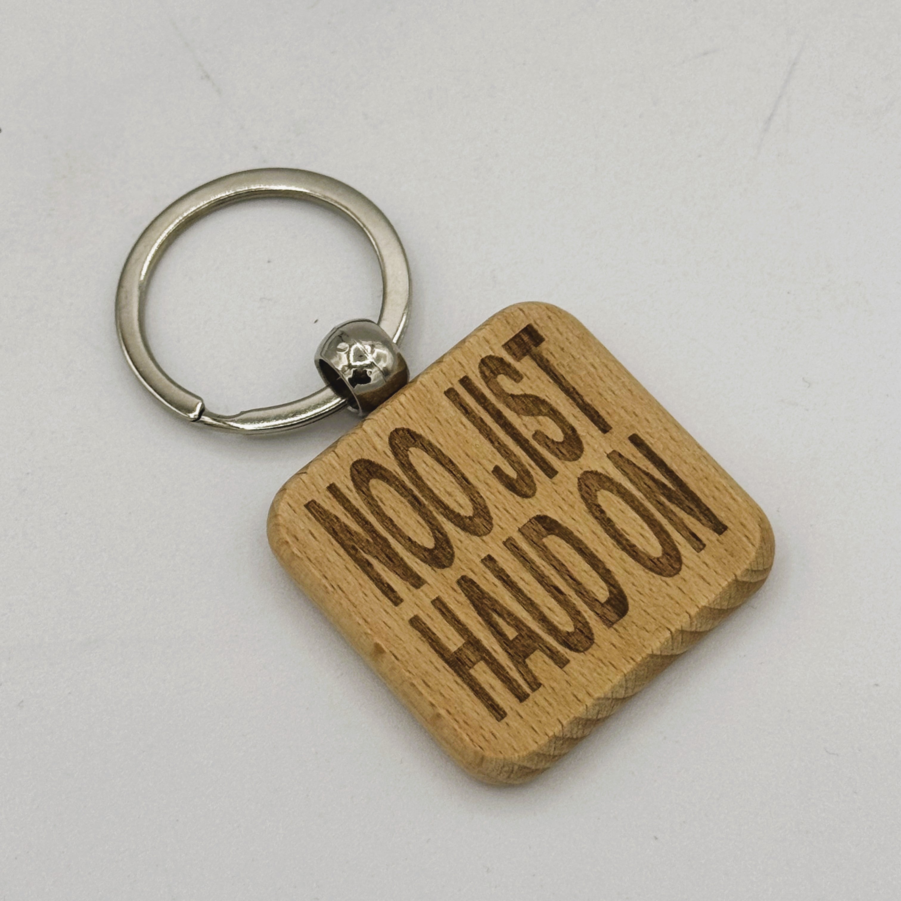 Wooden keyring - noo jist haud on
