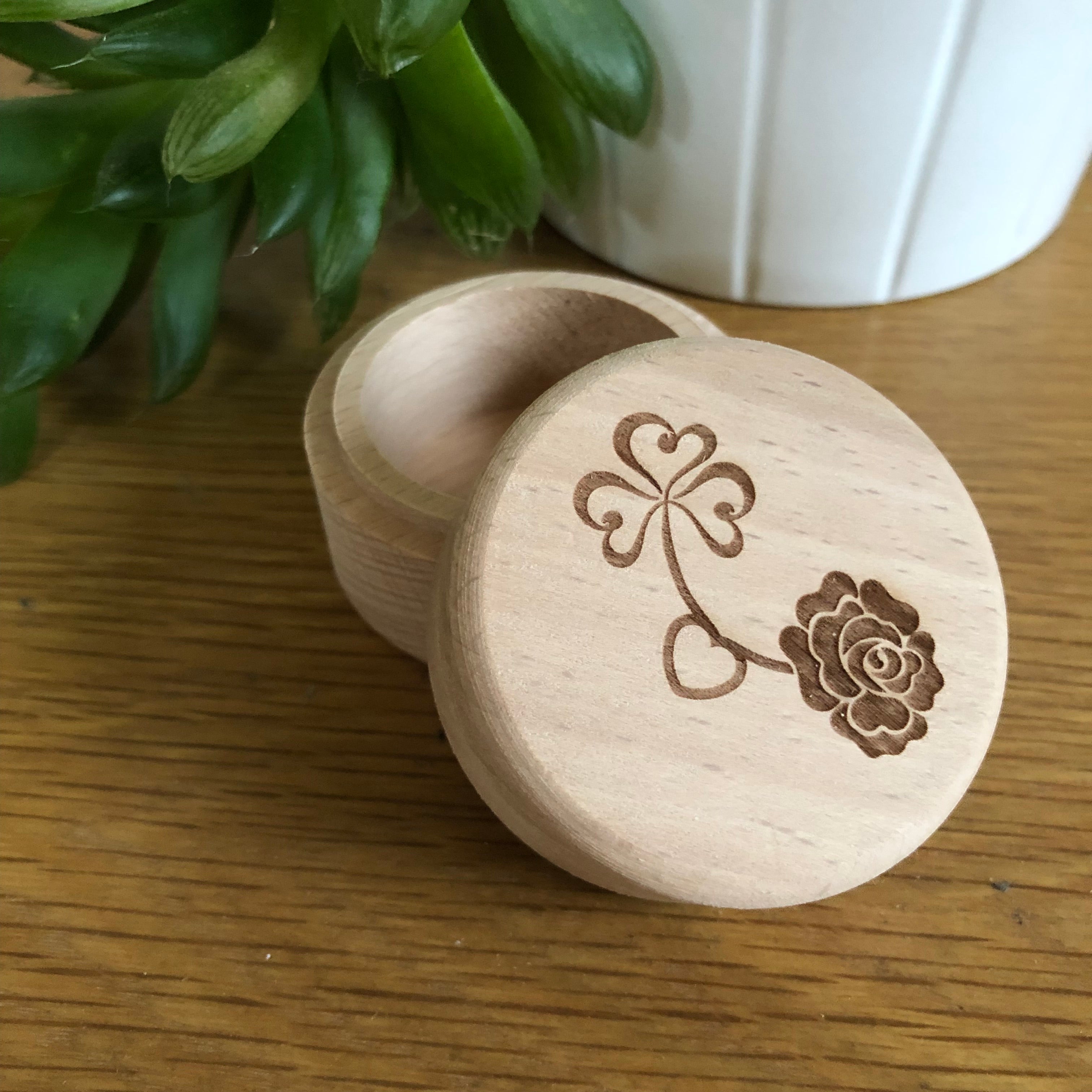 Wooden ring box - rose / shamrock