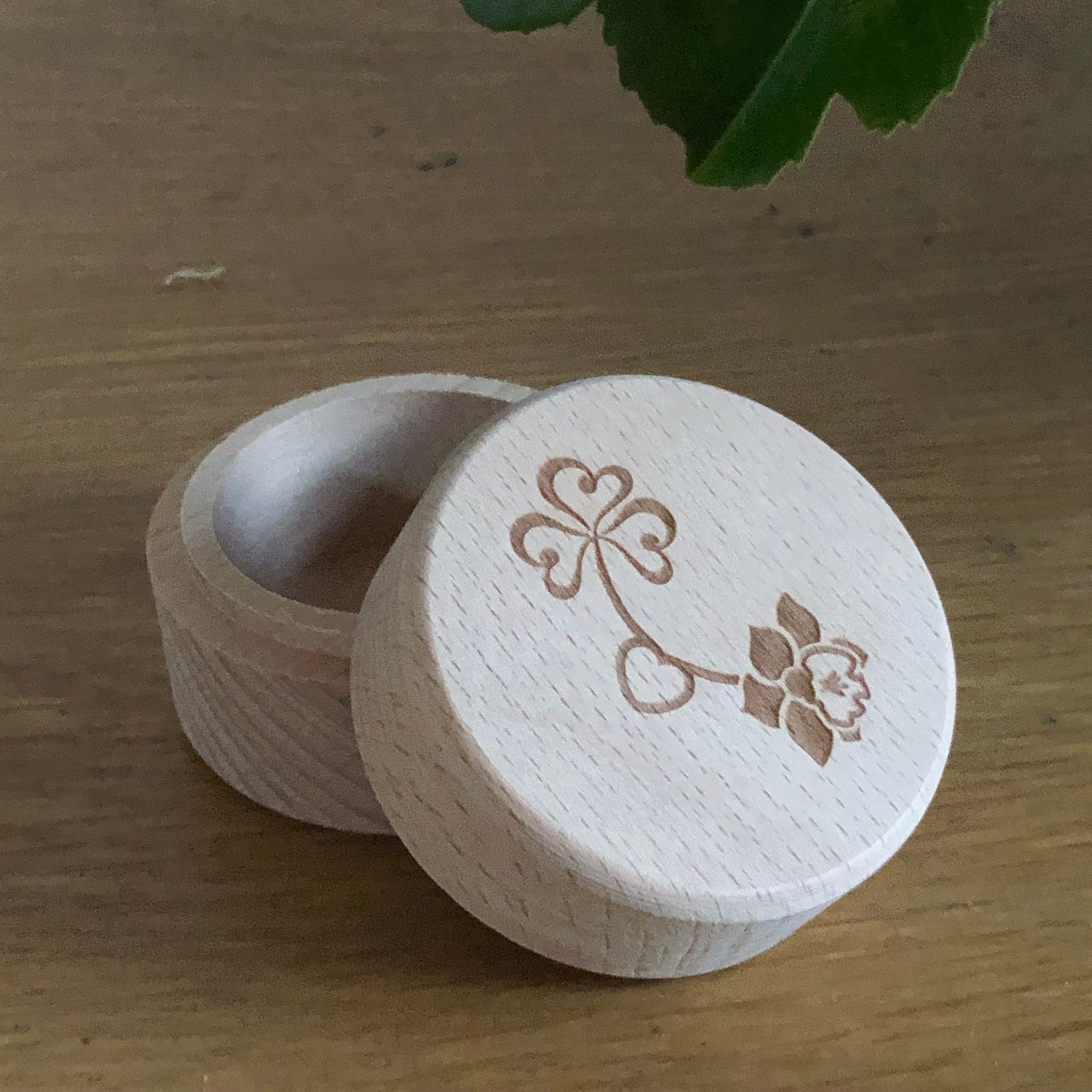 Wooden ring box - shamrock / daffodil